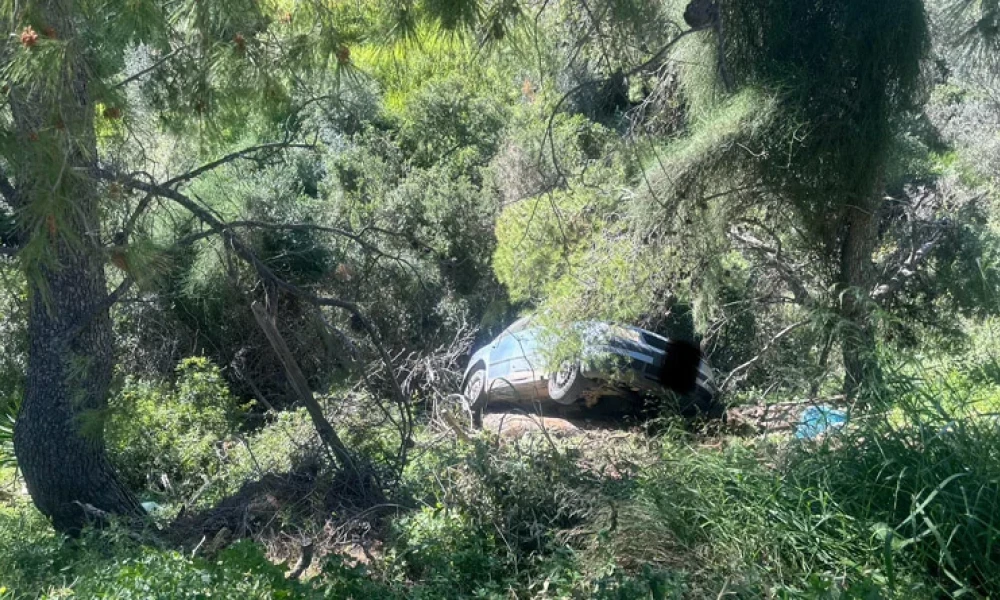 Πόρτο Ράφτη: Τροχαίο ατύχημα με αυτοκίνητο που έπεσε σε χαράδρα 10 μέτρων (Εικόνες)